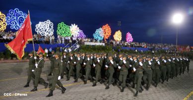 Desfile militar Pueblo-Ejército en Plaza de la Fé "Juan Pablo II"
