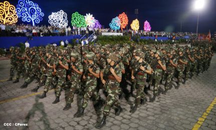 Desfile militar Pueblo-Ejército en Plaza de la Fé "Juan Pablo II"
