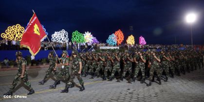 Desfile militar Pueblo-Ejército en Plaza de la Fé "Juan Pablo II"