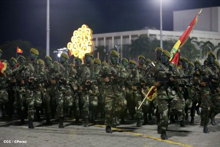 Desfile militar Pueblo-Ejército en Plaza de la Fé "Juan Pablo II"