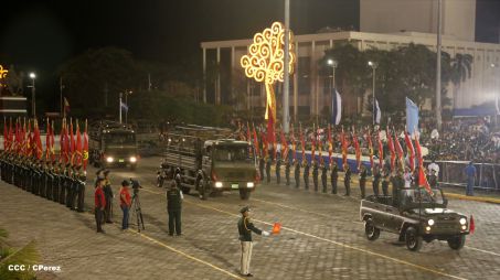 Desfile militar Pueblo-Ejército en Plaza de la Fé "Juan Pablo II"