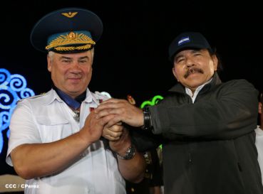 Desfile militar Pueblo-Ejército en Plaza de la Fé "Juan Pablo II"