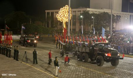 Desfile militar Pueblo-Ejército en Plaza de la Fé "Juan Pablo II"
