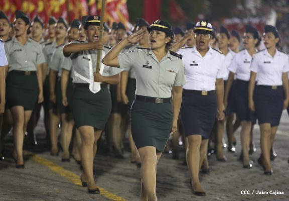 Desfile militar Pueblo-Ejército en Plaza de la Fé "Juan Pablo II"