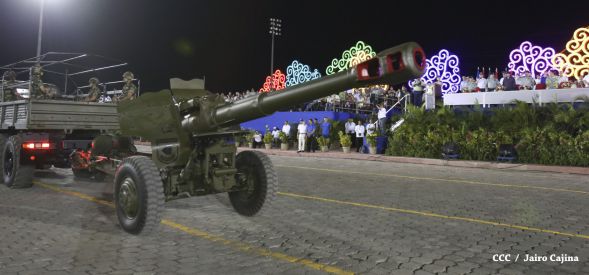 Desfile militar Pueblo-Ejército en Plaza de la Fé "Juan Pablo II"