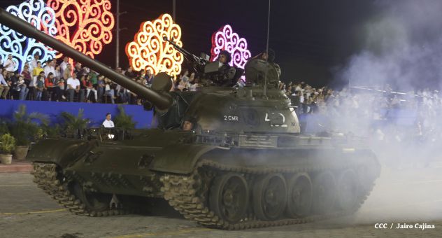 Desfile militar Pueblo-Ejército en Plaza de la Fé "Juan Pablo II"