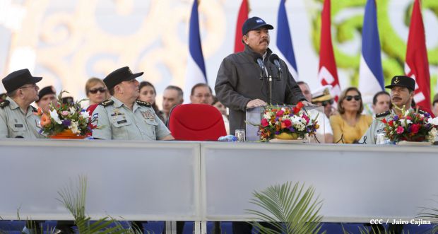 Desfile militar Pueblo-Ejército en Plaza de la Fé "Juan Pablo II"