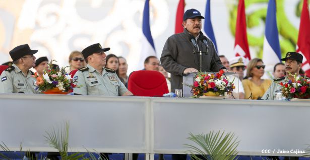 Desfile militar Pueblo-Ejército en Plaza de la Fé "Juan Pablo II"