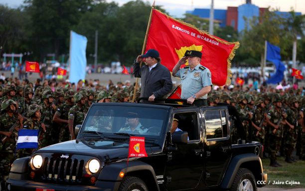 Desfile militar Pueblo-Ejército en Plaza de la Fé "Juan Pablo II"
