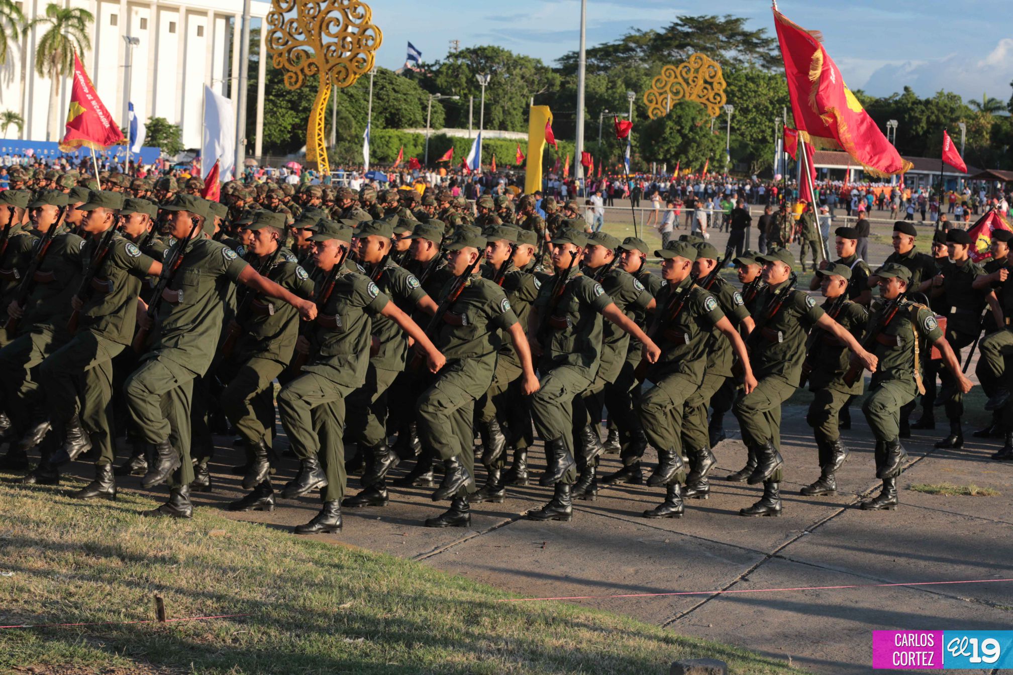 Desfile militar Pueblo-Ejército en Plaza de la Fé "Juan Pablo II"