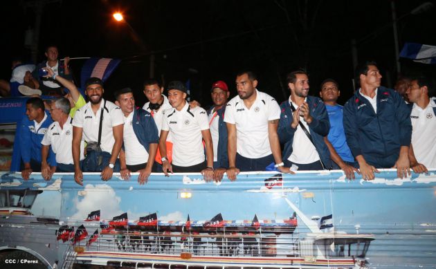 Una marea azul y blanca abraza a la selección nacional