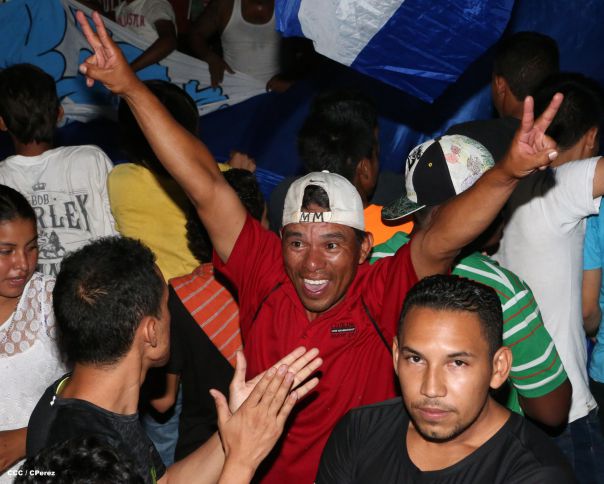 Una marea azul y blanca abraza a la selección nacional