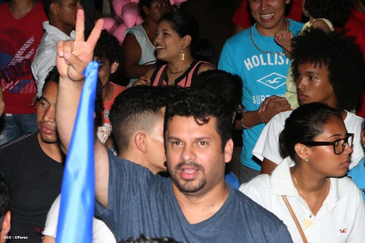 Una marea azul y blanca abraza a la selección nacional