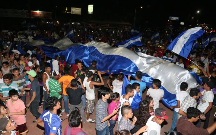 Una marea azul y blanca abraza a la selección nacional