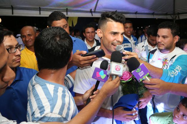 Una marea azul y blanca abraza a la selección nacional