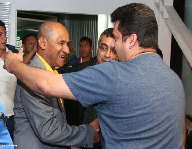 Una marea azul y blanca abraza a la selección nacional