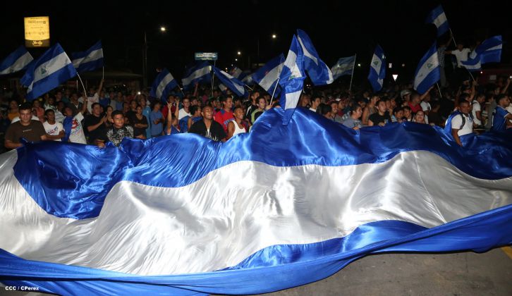Una marea azul y blanca abraza a la selección nacional