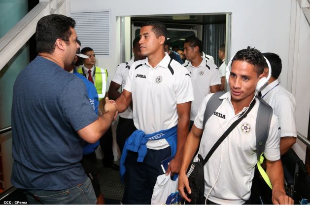 Una marea azul y blanca abraza a la selección nacional