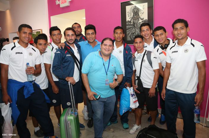 Una marea azul y blanca abraza a la selección nacional