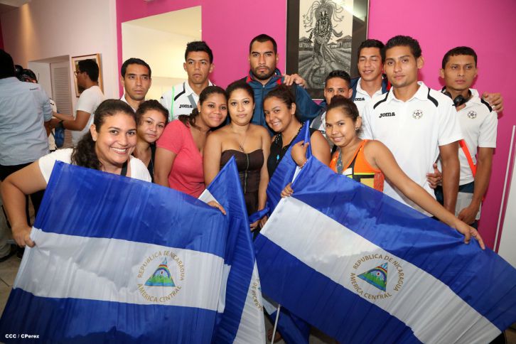Una marea azul y blanca abraza a la selección nacional