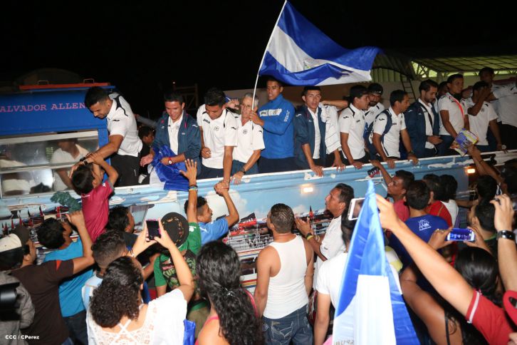 Una marea azul y blanca abraza a la selección nacional