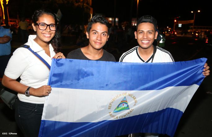 Una marea azul y blanca abraza a la selección nacional