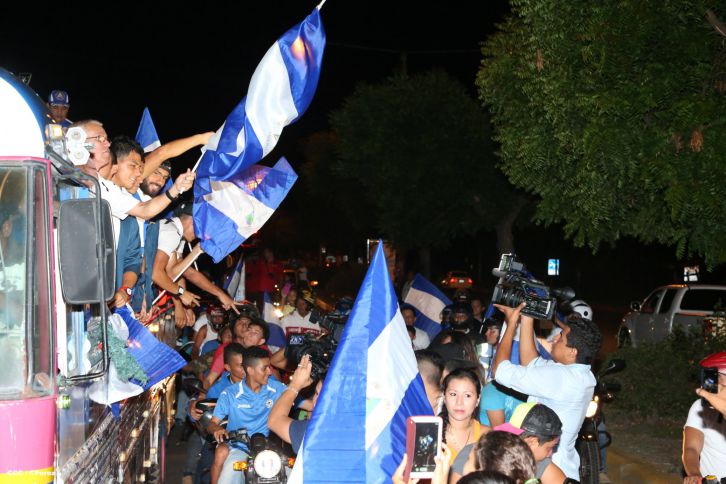 Una marea azul y blanca abraza a la selección nacional