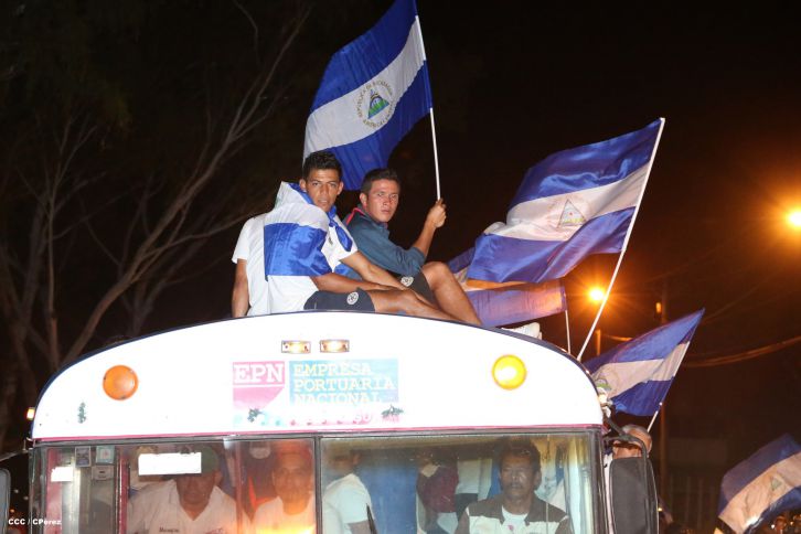 Una marea azul y blanca abraza a la selección nacional