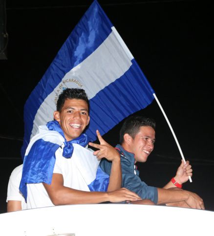 Una marea azul y blanca abraza a la selección nacional