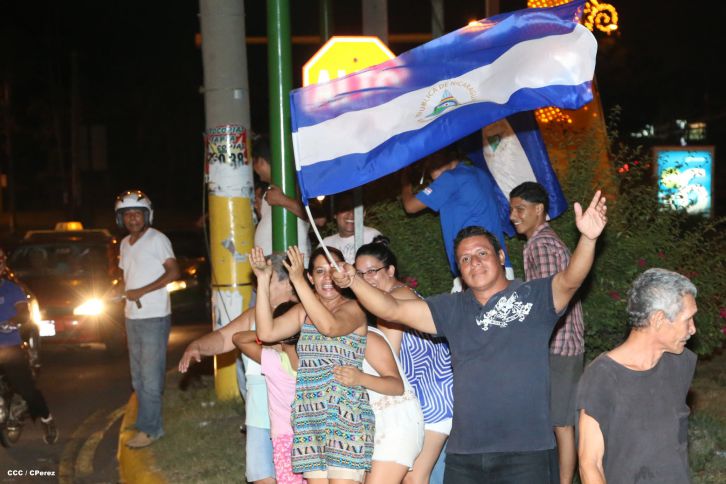 Una marea azul y blanca abraza a la selección nacional