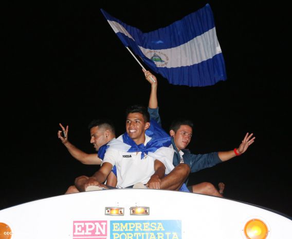 Una marea azul y blanca abraza a la selección nacional