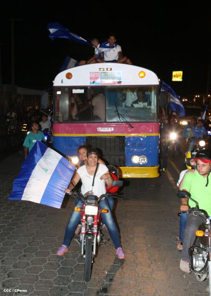 Una marea azul y blanca abraza a la selección nacional