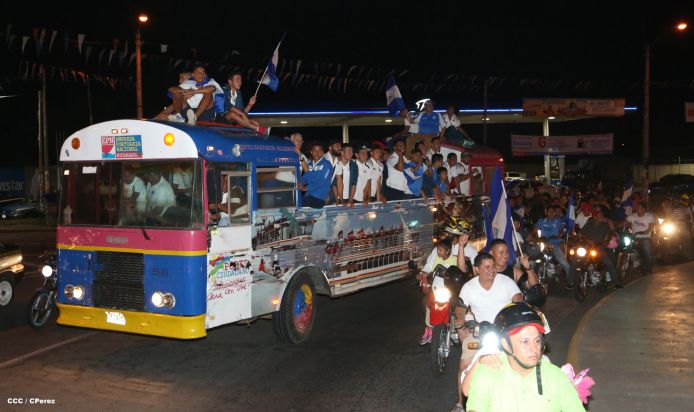 Una marea azul y blanca abraza a la selección nacional