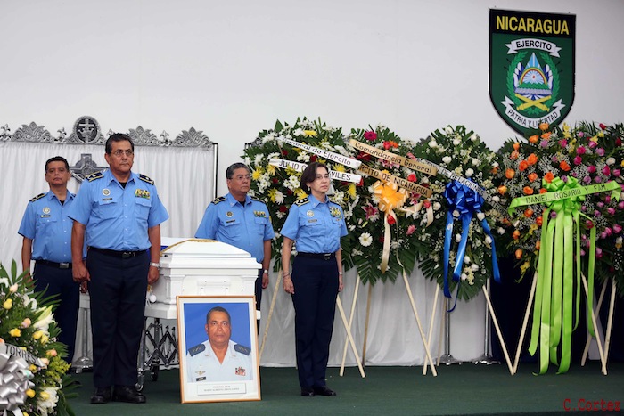Daniel asiste a ceremonia de honores militares a Coronel Mario Jirón (q.e.p.d.)