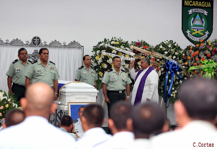 Daniel asiste a ceremonia de honores militares a Coronel Mario Jirón (q.e.p.d.)