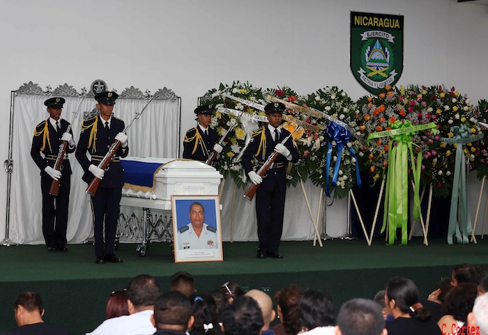 Daniel asiste a ceremonia de honores militares a Coronel Mario Jirón (q.e.p.d.)