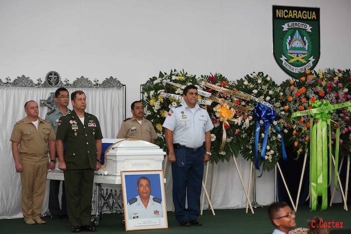 Daniel asiste a ceremonia de honores militares a Coronel Mario Jirón (q.e.p.d.)
