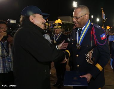 Presidente Daniel y Compañera Rosario participan en acto del 36 Aniversario de la Policía Nacional