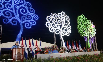 Presidente Daniel y Compañera Rosario participan en acto del 36 Aniversario de la Policía Nacional