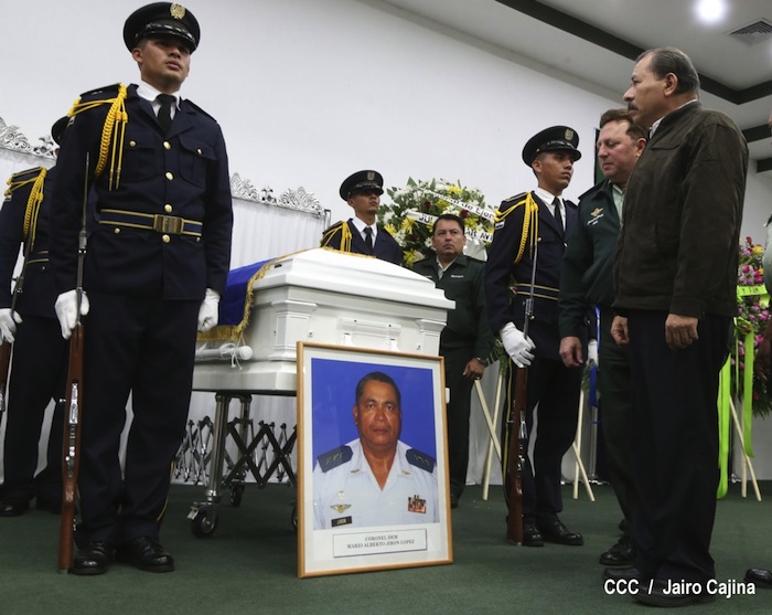 Daniel asiste a ceremonia de honores militares a Coronel Mario Jirón (q.e.p.d.)