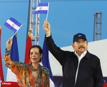 Presidente Daniel recibe de la selección nicaragüense de fútbol la Antorcha de la Independencia y la Unidad Centroamericana