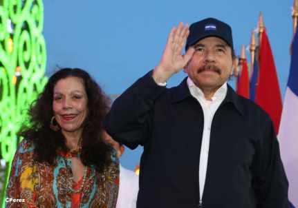 Presidente Daniel recibe de la selección nicaragüense de fútbol la Antorcha de la Independencia y la Unidad Centroamericana