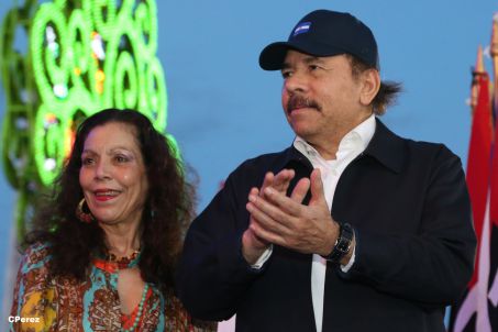 Presidente Daniel recibe de la selección nicaragüense de fútbol la Antorcha de la Independencia y la Unidad Centroamericana