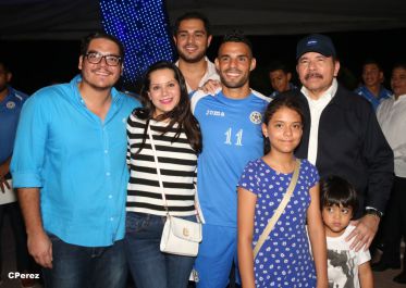 Presidente Daniel recibe de la selección nicaragüense de fútbol la Antorcha de la Independencia y la Unidad Centroamericana