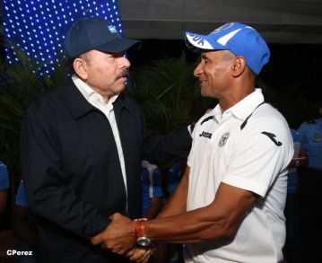 Presidente Daniel recibe de la selección nicaragüense de fútbol la Antorcha de la Independencia y la Unidad Centroamericana