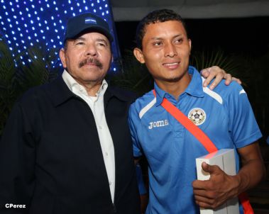 Presidente Daniel recibe de la selección nicaragüense de fútbol la Antorcha de la Independencia y la Unidad Centroamericana