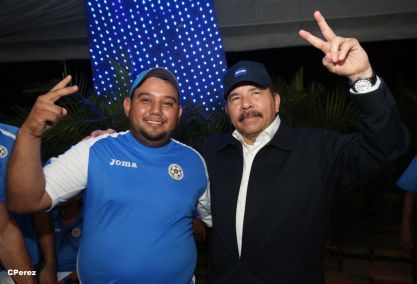 Presidente Daniel recibe de la selección nicaragüense de fútbol la Antorcha de la Independencia y la Unidad Centroamericana