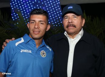Presidente Daniel recibe de la selección nicaragüense de fútbol la Antorcha de la Independencia y la Unidad Centroamericana