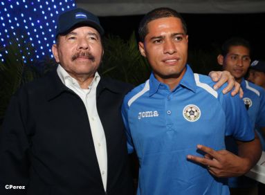 Presidente Daniel recibe de la selección nicaragüense de fútbol la Antorcha de la Independencia y la Unidad Centroamericana