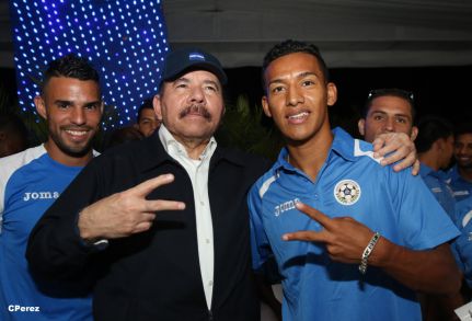 Presidente Daniel recibe de la selección nicaragüense de fútbol la Antorcha de la Independencia y la Unidad Centroamericana